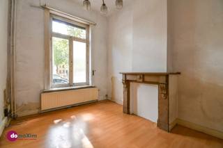 <p><span>Charmant te renoveren herenhuis met stadstuin nabij het centrum van Mechelen</span></p><p><span> </span></p><p><span>Ben je op zoek naar een karaktervolle woning die je volledig naar eigen smaak kan renoveren en inrichten? Dan is dit charmante herenhuis precies wat je zoekt! Gelegen in de Olivetenvest, op een boogscheut van het centrum van Mechelen, geniet je van een uitstekende ligging met verschillende voorzieningen op wandelafstand. </span></p><p><span> </span></p><p><span>Je betreedt de woning via de inkomhal. De leefruimte, dewelke voorzien is van authentieke elementen, sluit aan bij de ruime keuken die toegang biedt tot de toffe stadstuin. Aansluitend aan de keuken bevindt zich de badkamer. Vanuit de inkomhal heb je eveneens toegang biedt tot de zeer ruime kelder. </span></p><p><span> </span></p><p><span>Op de eerste en tweede verdieping bevinden zich telkens twee ruime slaapkamers. Op de derde verdieping kan je nog een vijfde slaapkamer terugvinden, alsook een tweede badkamer.</span></p><p><span> </span></p><p><span>Dankzij de gunstige ligging en de vele renovatiemogelijkheden is dit een uitstekende opportuniteit voor wie op zoek is naar een interessant project met veel toekomstperspectief!</span></p><p><span> </span></p><p><span>Interesse in een bezoek? Contacteer ons vandaag nog!</span></p><p><span> </span></p><p><span>015 20 36 00 - info@domoxim.be</span></p><p><span> </span></p><p><span>domoXim. Waar dromen thuis komen!</span></p><p><span> </span></p><p><span>Ook benieuwd naar de waarde van je </span><span>eigen</span><span> woning? Wij geven je graag advies.</span></p>