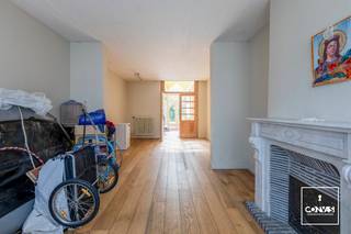 Deze burgerwoning met <strong>karaktervolle gevel</strong> heeft een uitstekende ligging. Op enkele minuten heeft u het station Gent Sint-Pieters, het historisch centrum, verschillende winkels en het openbaar vervoer. Om de hoek vindt u het Miljoenenkwartier waar u geniet van groen en rust. De woning heeft verschillende <strong>authentieke elementen</strong> zoals de originele parketvloeren, deuren en schouwen. Bovendien zorgen de <strong>hoge plafonds</strong> voor een extra ruimtelijk gevoel in de woning.<br /><br />U komt de woning binnen via de inkomhal waar u toegang heeft tot de woonkamer, de keuken, apart toilet en de kelder. De <strong>ruime woonkamer</strong> gaat naadloos over in de keuken, dewelke voorzien is van eetplaats. Achterliggend heeft u nog een praktische berging. Via de keuken heeft u toegang tot de<strong> tuin met aangelegd terras</strong>. <br /><br />Op een eerste tussen verdiep heeft u de badkamer met achterliggend extra bergruimte. Verder op het eerste verdiep vindt u twee ruime slaapkamers. Op het tweede verdiep heeft u nog een bergruimte/ dressing en twee slaapkamers<strong>.</strong><br /><br />Met de nodige opknapbeurt maakt u van deze woning een prachtige thuis! Wenst u deze woning te bezoeken, neem dan contact op via 09 278 88 88 voor het maken van een afspraak.