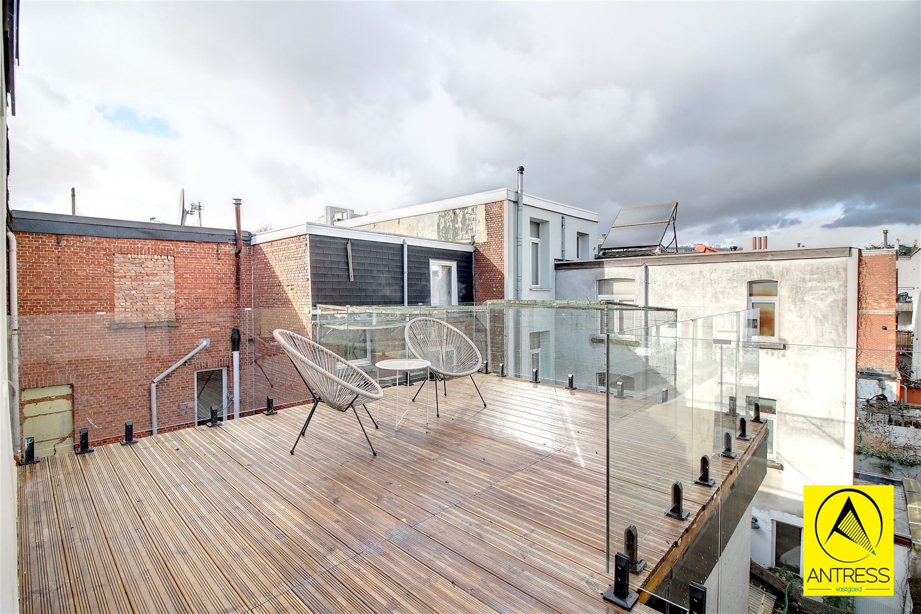 Gerenoveerde gezinswoning met 3 slaapkamers en badkamer op rustige ligging! - foto 3