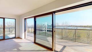 <p><strong>Hoogwaardig afgewerkt nieuwbouw appartement met frontaal waterzicht en parking. </strong><br /><br />Op de <strong>derde verdieping</strong> van een residentiële locatie bevindt zich dit nieuwbouw appartement, een oase van rust en licht met een <strong>adembenemend uitzicht over het zeilmeer Galgenweel en de skyline van Antwerpen.</strong> Hier woont u rustig, omringd door groen, winkels en restaurants, op een zucht van Antwerpen-centrum.<br /><br />Bij binnenkomst wordt u verwelkomd in een ruime inkomhal met een apart gastentoilet. De leefruimte baadt in het licht dankzij de schuiframen en biedt directe toegang tot het royale terras met frontaal waterzicht. Hier geniet u de hele dag door van zon en vergezichten.<br /><br />Verder een volledig geïnstalleerde open keuken, met een ruime berging met wasvoorzieningen. Via de hal bereikt u drie ruime slaapkamers. Verder een comfortabele badkamer met wastafel, ligbad en tweede toilet. Tot slot een tweede douchekamer. <br /><br /><strong>Ondergronds is er een autostaanplaats nr 20 op -1 beschikbaar aan 100 EUR en een handige kelderberging nr A12 op -1.</strong></p>
<p><br />Troeven: <br />- Eerste bewoning<br />- Extra gemeenschappelijk terras op de derde verdieping<br />- Frontaal waterzicht <br />- Privacy, geen inkijk op het terras <br />- Kelderberging en autostaanplaats<br />- Gemeenschappelijke fietsenstalling</p>
<p> </p>