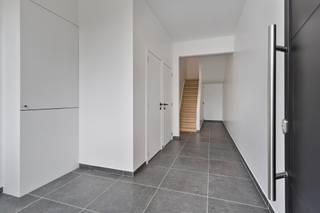 Gerenoveerde woning gelegen met drie slaapkamers en een ruime tuin.Indeling:Gelijkvloers: U betreedt de woning via de ruime inkomhal. Hier bevinden...