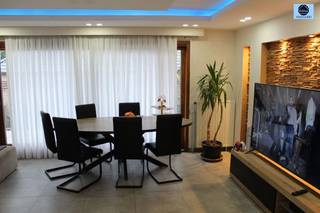 PROPRIÉTÉ AVEC ESPACE COMMERCIAL ET 3 CHAMBRESPrix demandé : 470 000 eurosCette propriété est en 2 parties, c'est à dire qu'au fond c'est un garage...