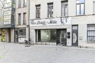 Zoekt u een handelspand in het gezelligste winkelstraatje van Sint-Niklaas? Dan is dit pand mogelijks iets voor u. Het pand omvat een handelspand...