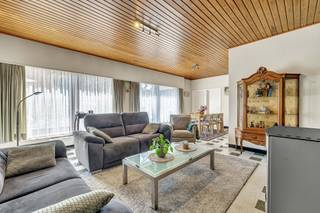 <p>Unieke opportuniteit: woning met aansluitende bouwgrond op toplocatie!</p><p></p><p>Deze halfopen bebouwing biedt een bewoonbare oppervlakte van 139 m² op een perceel van 195 m², aangevuld met een naastgelegen bouwgrond van 466 m². Een zeldzame kans voor wie wonen en bouwen wil combineren en/of op zoek is naar een perceel bouwgrond met mogelijkheid tot extra opslagplaats en/of activiteit en dus combinatie woon/werk.</p><p></p><p>De charmante bestaande woning omvat een inkomhal, een lichtrijke woonkamer met uitzicht op het terras en voorzien van screens, een uitgeruste keuken, een praktische berging met ingemaakte kasten, een badkamer met lavabo, zitbad en toilet, drie slaapkamers en een inpandige garage.</p><p>Eveneens beschikt het eigendom over twee afzonderlijke garageboxen op het naastgelegen (bouw)perceel.</p><p></p><p>Deze eigendom vormt een uitstekende opportuniteit voor wie op zoek is naar een bouwgrond én tegelijkertijd comfortabel wil wonen tijdens de realisatie van een nieuwbouwproject.</p><p>Ook voor zelfstandigen biedt dit tal van mogelijkheden, bijvoorbeeld voor de combinatie van een nieuwe woning met een magazijn, praktijkruimte of handelszaak.</p><p>Na de realisatie van een eventuele nieuwbouw zal de bestaande woning evenwel een herbestemming dienen te krijgen als bijgebouw (nevenfunctie).</p><p></p><p>De ligging is een absolute troef: op wandelafstand van het station van Deinze, allerhande winkels en scholen en een vlotte verbinding met zowel fiets (F7-fietsautostrade) als auto naar o.a. de belangrijkste invalswegen en op – en afrit van de nabijgelegen E17.</p>