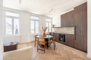 Ben je op zoek naar een gezellig, lichtrijk en perfect gerenoveerd appartement? Dit charmante appartement van 49 m² is gelegen op de bovenste verdieping van een kleinschalig gebouw in de Nottebohmstraat. Dankzij deze unieke ligging heb je hier geen bovenburen en geniet je van heerlijke rust, pal in de buurt van de bruisende Dageraadplaats en het hippe Zurenborg.<br /><br />Binnenin ontdek je een uiterst slim ingedeelde en recent volledig vernieuwde leefruimte. De gezellige woonkamer loopt vloeiend over in een strakke open keuken. Deze keuken is een droom voor elke kookliefhebber: volledig uitgerust met ingebouwde toestellen en afgewerkt met warme houten fronten. Grote raampartijen zorgen ook hier voor een fijne, natuurlijke lichtinval en bieden een weids uitzicht. Het volledige appartement is bovendien voorzien van een prachtige visgraatparket.<br /><br />Verder beschikt het appartement over een ruime, rustgevende slaapkamer waar de parketvloer mooi in doorloopt. De moderne badkamer is uitgerust met een smaakvol lavabomeubel, trendy kraanwerk en een comfortabele, ruime inloopdouche. Daarnaast is er een praktisch, apart toilet voorzien. De absolute kers op de taart is ongetwijfeld het ruime, private terras. Hier geniet je in alle rust van je koffie in de ochtendzon of een gezellig aperitiefmoment.<br /><br />Op het gelijkvloers beschikt het gebouw over een handige, gemeenschappelijke fietsenberging en in de kelder is er een private kelderberging inbegrepen voor extra opslagruimte.<br /><br />Zie jij jezelf al genieten op het terras van dit instapklare topappartement?<br />Maak snel een afspraak voor een bezichtiging via info@goose.be of bel naar 03 369 36 38.