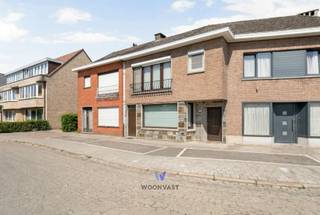 In een rustige woonwijk op wandelafstand van het centrum van Zele bevindt zich deze verzorgde gesloten bebouwing met een bewoonbare oppervlakte van 149 m² op een perceel van 219 m².<br /><br />De woning beschikt over een lichtrijke open leefruimte die aansluit op de keuken, een badkamer op het gelijkvloers en drie volwaardige slaapkamers op de eerste verdieping. Daarnaast is de zolder reeds afgewerkt als polyvalente ruimte en kan deze, mits het plaatsen van een vaste trap, perfect dienst doen als extra slaapkamer, bureau of hobbyruimte.<br /><br />Een extra troef is de handige zijingang die rechtstreeks toegang geeft tot de tuin.<br /><br />De woning werd gerenoveerd in 2009 en behaalt een gunstig EPC-label C.<br /><br />Troeven:<br />- 3 slaapkamers<br />- Afgewerkte zolder (polyvalente ruimte)<br />- Zijingang naar de tuin<br />- Gerenoveerd in 2009<br />- EPC C<br /><br />Maak deze topper jouw nieuwe thuis en contacteer Senne via 0499 47 10 68 of senne@woonvast.be!