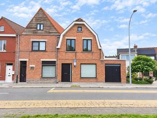 Op 5 minuten fietsen van het historisch stadscentrum verkopen wij dit leuk huis, voorzien van een heerlijk ingesloten zonneterras en een bijzonder praktische fietsenberging (minigarage).<br />Een enorme meerwaarde op deze locatie aangezien alles bereikbaar is met de fiets. Deze fietsenberging is voldoende groot voor meerdere fietsen, een bakfiets en/of bijkomende stockage. <br /><br />Het huis zelf werd doorheen de jaren wat vernieuwd.<br />Zo werd het dak volledig asbestvrij gemaakt en voorzien van de nodige isolatie. Ook de ramen zijn recent met hoogrendementsbeglazing en de verwarmingsketel dateert van 2017.<br />Dit resulteert in een energielabel C waardoor u zorgeloos kunt intrekken in de woning. Bovendien geniet u van een volledig conforme elektriciteitskeuring!<br /><br />Indeling:<br />Ruime inkomhal met trap, grote woonkamer met toegang naar de stadstuin waar u volop kunt genieten van de stilte en de zon. Verder nog een verzorgde keuken met annex bijkeuken/wasplaats, een badkamer met douche en toilet, en een kleine garage met extra opslagruimte. Op de verdieping zijn er 2 zeer grote slaapkamers. Verzorgde opbergzolder onder de nok.<br /><br />Mits enkele aanpassingen kan er mogelijks nog een 3de kamer gecreëerd worden. Kom het ontdekken tijdens een bezoek ter plaatse.<br /><br />Meer informatie of een vrijblijvend bezoek?<br />Contacteer Sacha Vanrafelghem op GSM 0487/43.79.10.