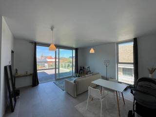 Dit appartement is gelegen in Residentie Groenveld . Dit eigentijdse woonproject is gelegen in het groene Ezaart ,een landelijke deelgemeente van Mol. De locatie is zeer rustig maar toch vlot bereikbaar.<br /><br />Het appartement heeft 1 slaapkamer, een apart toilet, badkamer met grote inloopdouche en lavabo in meubel, ruime berging en een living met open keuken.<br />Achteraan is er een groot afgesloten terras.<br />Bij het appartement hoort ook een kelderberging en een ondergrondse autostaanplaats.<br /><br />Beschikbaar 20 november