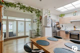 <p><span>Charmante en instapklare woning met zonnige tuin in Hoboken</span></p><p><span>Deze charmante woning is uitstekend gelegen in Hoboken, op een boogscheut van winkels, openbaar vervoer en diverse groene zones. Dankzij de vlotte verbindingen zijn ook Antwerpen, Mechelen en Brussel gemakkelijk bereikbaar.</span></p><p><span>De woning werd de voorbije jaren grondig en kwalitatief vernieuwd. Hierdoor geniet u van hedendaags wooncomfort, een </span><span>gunstig EPC met label B</span><span>, een </span><span>conforme elektrische installatie</span><span> en een </span><span>asbestveilig attest</span><span>. De woning is volledig instapklaar en biedt een aangename combinatie van ruimte, comfort en functionaliteit.</span></p><h3><span>Indeling</span></h3><p><span>Gelijkvloers</span><span><br />Via de inkomhal komt u in de lichte en aangename leefruimte. De open keuken vormt het centrale hart van de woning en sluit naadloos aan op de woonkamer. De keuken is volledig uitgerust met de nodige toestellen en beschikt over een praktische indeling.</span></p><p><span>Dankzij de grote raampartijen geniet de leefruimte van een overvloed aan natuurlijk licht en een aangename, open sfeer.</span></p><p><span>Op het gelijkvloers bevindt zich tevens een ruime slaapkamer die eveneens perfect kan worden ingericht als bureau- of hobbyruimte. Daarnaast is er een moderne badkamer.</span></p><p><span>Eerste verdieping</span><span><br />Op de eerste verdieping bevinden zich nog twee slaapkamers, waardoor de woning in totaal over drie slaapkamers beschikt.</span></p><h3><span>Zuidgerichte tuin</span></h3><p><span>Achteraan beschikt de woning over een </span><span>zuidgerichte tuin</span><span>, waar u in alle privacy kunt genieten van de buitenruimte. Een aangename plek om te ontspannen, te genieten van de zon of gezellig samen te zijn met familie en vrienden.</span></p><h3><span>Troeven</span></h3><ul><li><span>Instapklare en recent vernieuwde woning</span></li><li><span>3 slaapkamers</span></li><li><span>Open en volledig uitgeruste keuken</span></li><li><span>Veel natuurlijke lichtinval</span></li><li><span>Zuidgerichte tuin met veel privacy</span></li><li><span>EPC-label B</span></li><li><span>Elektriciteit conform</span></li><li><span>Asbestveilig</span></li><li><span>Uitstekende bereikbaarheid van Antwerpen, Mechelen en Brussel</span></li><li><span>Gelegen nabij winkels, openbaar vervoer en groen</span></li><li><span>Beschikbaar bij akte</span></li></ul><p><span>Een ideale gezinswoning voor wie op zoek is naar een instapklaar en comfortabel huis met een zonnige tuin op een gunstige locatie in Hoboken.</span></p>