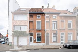 <p><strong>Bent u op zoek naar een woning met drie slaapkamers en een tuin in Gent? Dan is deze woning precies wat u zoekt.</strong></p><p>Deze woning is gelegen in de Kiekenstraat in Gent, op korte afstand van het stadscentrum, in een aangename en vlot bereikbare buurt. In de onmiddellijke omgeving vindt u tal van winkels, scholen, openbaar vervoer en andere dagelijkse voorzieningen. Dankzij de nabijheid van belangrijke invalswegen en diverse openbaarvervoersmogelijkheden geniet u bovendien van een uitstekende bereikbaarheid. Deze gunstige ligging combineert het comfort van rustig wonen met de levendigheid van de stad, ideaal voor wie centraal en praktisch wil wonen.</p><p><strong>Indeling</strong></p><p><strong>Gelijkvloers:</strong><br />Bij het betreden van de woning komt u terecht in de inkomhal, die toegang biedt tot de keuken en de badkamer. Verder bereikt u via de inkomhal de lichtrijke leefruimte met zicht op de tuin.</p><p><strong>Eerste verdieping:</strong><br />Via de trap komt u op de nachthal, die toegang geeft tot twee slaapkamers.</p><p><strong>Tweede verdieping:</strong><br />Via een vaste trap vanuit één van de slaapkamers bereikt u de ruime derde slaapkamer.</p><p><strong>Interesse?</strong><br />Contacteer ons gerust voor meer informatie of om een bezoek in te plannen. Wij helpen u graag verder.</p>