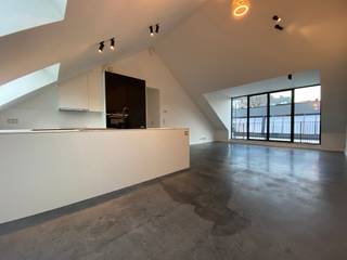 Dit tweeslaapkamerappartement van ca 85 m² bevindt zich op een prachtige locatie op het Zuid. De Verlatstraat vormt een verbindingsstraat tussen de Leopold de Waelplaats met het Koninklijk Museum voor Schone Kunsten en de Vlaamsekaai met het nieuwe Zuidpark. Dankzij de centrale ligging is het de perfecte uitvalsbasis: vlakbij de Leien, Ring en Singel en ook het openbaar vervoer is vlakbij.<br /><br />In de leefruimte met open keuken is er een optimale lichtinval dankzij de grote (dak)ramen aan weerszijden.<br />De keuken met koelkast met vriesvak, vaatwasser, keramisch kookvuur en combi-oven nodigt uit om heerlijk in te kokerellen. Bovendien geeft deze ruimte uit op het zuidwest-georiënteerde terras van ca 6 m². Hier is het in alle rust genieten van de namiddagzon.<br /><br />De twee slaapkamers kunnen gebruikmaken van een badkamer met bad/douche combinatie en dubbele lavabo.<br /><br />Berging met aansluiting voor wasmachine en droogkast. Apart gastentoilet.<br /><br />EPB nieuwbouw.<br /><br />Gemeenschappelijke lasten: 75 Euro per maand.<br />Alle nutsvoorzieningen (gas, elektriciteit en water) zijn privé op te nemen door de huurder.<br /><br />Beschikbaar vanaf 1 maart 2026