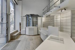 Dit karaktervolle gebouw voor gemengd gebruik ligt op een toplocatie aan de levendige Brabantdam in Gent. Het omvat een commerciële ruimte met mezzanine, een ruim appartement en een charmante studio met dakterras. Het gebouw beschikt bovendien over een groot renovatie- en ontwikkelingspotentieel: perfect voor wie op zoek is naar een frisse start op deze prime locatie.Oppervlaktes: - Grond: 61,98 m²- Kelder: 61 m²- Gelijkvloers: 61m²- Mezzanine: 28 m² - Appartement: 122 m²- Studio: 56 m²- Dakterras: 56 m²Indeling: - Kelder: dienstruimte/archief- Gelijkvloers: handelsgedeelte met winkel - wc en traphal- Mezzanine- Eerste verdieping: traphal - living en keuken - Tweede verdieping: traphal, sas, slaapkamer, badkamer en wc- Derde verdieping: traphal/overloop, slaapkamer, badkamer en dakterras Specificaties: - Tegelvloer en parket- Dubbel glas- Centrale verwarming op aardgas- Airconditioning - warmtepomp (lucht/lucht) - Nutsvoorzieningen aanwezig- Aansluiting op riolering Beschikbaarheid: Te bespreken. Dit pand is optioneel ook aan te kopen via een share deal, waarbij de aandelen van de vennootschap worden overgenomen.Hebt u interesse in dit handelspand met woonst te koop in Gent? Neem contact op via business.gent@dewaele.com of via 09 245 35 35 voor meer info of een bezoek.