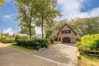 <p><span>Gelegen in een rustige, doodlopende straat bevindt zich deze te renoveren villa op een ruim perceel van ca. 1.753 m². Dankzij de groene omgeving en de nabijheid van het Antitankkanaal is dit de ideale woning voor wie houdt van rust, natuur en buitenleven.</span></p>
<h3><span>Indeling</span></h3>
<p><span>Via de inkomhal, voorzien van een gastentoilet met handenwasser en een vestiaire, betreedt u de woning. De ruime leefruimte met open haard vormt het hart van de woning. In het salon reikt het plafond tot in de nok, wat zorgt voor een uitzonderlijk gevoel van ruimte en licht.</span></p>
<p><span>Grote schuiframen bieden een mooi zicht op het terras en de tuin en zorgen voor een directe verbinding met buiten. Aansluitend bevindt zich de ingerichte keuken, eveneens met uitzicht op en toegang tot de tuin.</span></p>
<p><span>Verder beschikt de woning over een inpandige garage met automatische sectionaalpoort. Vanuit de garage is de kelder bereikbaar.</span></p>
<h3><span>Verdieping</span></h3>
<p><span>De overloop met vide, momenteel ingericht als bureauruimte, geeft toegang tot twee ruime slaapkamers. De hoofdslaapkamer beschikt over een praktische dressing.</span></p>
<p><span>Daarnaast zijn er twee badkamers, beide uitgerust met een lavabo, douche en toilet.</span></p>
<p><span>De bergzolder is bereikbaar via een uitschuifbare trap.</span></p>
<h3><span>Buitenruimte</span></h3>
<p><span>De volledig omheinde tuin biedt tal van mogelijkheden. Achteraan bevindt zich een paddock van ca. 1.000 m² met paardenstallen, ideaal voor paardenliefhebbers of het houden van dieren.</span></p>
<p><span>Dankzij de ligging vlak bij het Antitankkanaal geniet u van een prachtige omgeving voor wandelingen, fietstochten en buitenactiviteiten.</span></p>
<h3><span>Bijzonderheden</span></h3>
<ul>
<li><span>Rustige ligging in een doodlopende straat</span></li>
<li><span>Perceel van ca. 1.753 m²</span></li>
<li><span>Houten raamwerk met dubbele en deels enkele beglazing</span></li>
<li><span>Kelder en kruipkelder</span></li>
<li><span>Verwarming op aardgas (condensatieketel uit 2022)</span></li>
<li><span>EPC: 382 kWh/m²/jaar</span></li>
<li><span>UC: 3910607</span></li>
<li><span>Stedenbouwkundige inlichtingen: Vg – Wg – Gvv – Gvkr – Gmo – Gworg</span></li>
</ul>