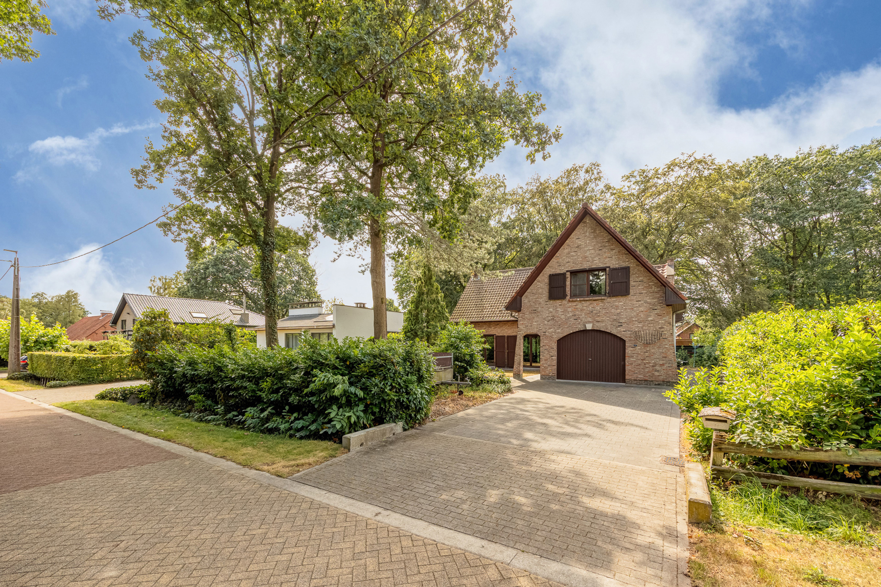 Te renoveren villa met paardenstallen op ca. 1753 m². - foto 1