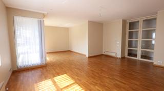 Dit ruime en <strong>uitstekend onderhouden appartement van 126 m²</strong> bevindt zich op de tweede verdieping van een verzorgde residentie, midden in het centrum van Roeselare.<br />Dankzij deze<strong> toplocatie</strong> bevinden winkels, horecazaken, openbaar vervoer en het station zich op wandelafstand. Bovendien geniet u vanuit het appartement van een aangenaam uitzicht op het groene De Coninckplein.<br /><br />Via de lichtrijke inkomhal met praktische inbouwkasten betreedt u het appartement. Vanuit de hal heeft u toegang tot het gastentoilet en de ruime leefruimte. De woonkamer baadt in natuurlijk licht dankzij de grote raampartijen en vormt een open, aangename woonomgeving. Aansluitend bevindt zich een afzonderlijk terras waar u in alle rust kunt genieten van het uitzicht op het plein.<br />De aparte, volledig uitgeruste keuken beschikt over een elektrische kookplaat, oven, dampkap, vaatwasmachine en koelkast. Daarnaast is er een praktische wasplaats/berging.<br />Het appartement telt twee volwaardige slaapkamers, beide voorzien van ingebouwde kasten. Eén van de slaapkamers beschikt bovendien over een eigen wastafel.<br />De badkamer is ingericht met een badkamermeubel, ligbad, douche en toilet.<br />De verwarming gebeurt via vloerverwarming.<br /><br />Een absolute meerwaarde is de <u><strong>dubbele garage</strong></u> die beschikbaar is. In het centrum van Roeselare is dit een bijzonder sterke troef, die niet alleen ruime parkeermogelijkheden biedt.<br />Daarnaast beschikt het appartement op het gelijkvloers over een ruime, afzonderlijke en afgesloten berging.<br /><br />Beschikbaar : onmiddellijk.<br />Garage : €75/maand.<br />Gemeenschappelijke kosten: afrekening per kwartaal.<br /><br /><strong><u>Interesse in dit appartement? </u></strong><br />Ga naar www.dicasa.be, klik op het pand dat u wenst te huren en vul via de knop "Ik ben kandidaat" een kort profiel in.<br />Enkel via deze weg kunnen bezichtigingen aangevraagd worden – telefonisch worden geen afspraken ingepland.