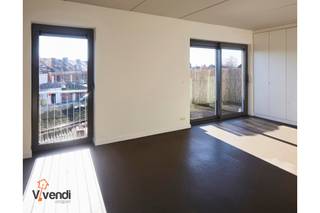 <p>Aan de rand van het centrum, op wandelafstand van het station, wacht dit bijzonder praktisch en verrassend comfortabel appartement u op. Gelegen op de eerste verdieping van een kleinschalige residentie (bereikbaar via trap), combineert deze woonst functionaliteit met hedendaags wooncomfort – en dat met een knipoog.<br />Binnenkomen doet u via een inkomhal met apart toilet en handige bergplaats. De volledig geïnstalleerde keuken staat paraat voor zowel culinaire hoogstandjes als snelle pastasessies op maandagavond. Aansluitend vindt u een ruime en lichtrijke leefruimte met plaats voor een royale zithoek én een volwaardige eetplaats – ideaal voor gezellige diners of een avondje languit ontspannen.<br />Het appartement beschikt over twee slaapkamers, beide reeds voorzien van kastruimte (uw kleerkast kan dus met pensioen), en een verzorgde badkamer. Het terras vormt een aangename buitenplek voor uw ochtendkoffie of een zonnig aperitief.<br />Ook op technisch vlak scoort deze woonst sterk: zeer degelijk geïsoleerd, voorzien van vloerverwarming én een regenwaterput. Energiezuinig wonen zonder in te boeten aan comfort – goed voor het milieu én voor uw energiefactuur.<br />Op het gelijkvloers hoort bovendien een ruime privatieve garagebox bij het appartement. Geen parkeerzoektocht, geen natte boodschappen in de regen – gewoon comfortabel thuiskomen. Provisie algemene kosten: €15/maand. Onmiddellijk beschikbaar.<br />Bent u dé kandidaat waar wij op wachten? Wacht dan niet tot iemand anders er met uw plek vandoor gaat! <br />Meld u vandaag nog aan via onze website als kandidaat en zet de eerste stap richting nieuwe kansen, frisse uitdagingen en een toekomst om enthousiast van te worden.</p>