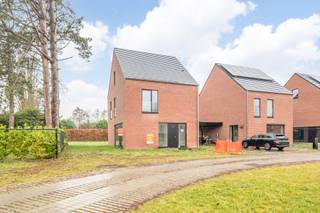 Matexi bouwt aan de gloednieuwe woonbuurt 'Scharent' met 14 open nieuwbouwwoningen langsheen een buurttuin. Elke woning beschikt over 3 slaapkamers en een eigen tuin. Zo heb jij alle (groene) ruimte om te genieten van het leven. <br /><br /><strong>Lot 07</strong> is qua ligging het laatste lot in deze rij woningen en is voorzien van een carport. <br /><br />De ruime woningen beschikken over voldoende opbergruimtes om gerief in kwijt te geraken. Daarnaast wordt er ruimte voor een bureau voorzien. Ideaal voor wie af en toe eens telewerkt! Nood aan een extra atelierruimte, slaapkamer of iets anders? In de optioneel inrichtbare zolder worden je dromen werkelijkheid. Interesse? Neem snel contact op voor alle gedetailleerde info.