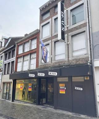 Ruime commerciele handelseigendom te huur, gelegen te Tongeren.De gevelbreedte bedraagt ca. 10 m. De totale oppervlakte bedraagt ca. 640 m²...