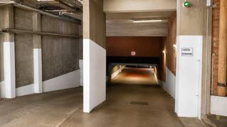 <div>
<div>
<section>
<div>
<div>
<div>
<div>
<div>
<div>
<p><em><strong>Ruime autostaanplaats te koop op centrale ligging in Antwerpen</strong></em></p>
<p>Bent u op zoek naar een veilige en comfortabele parkeeroplossing in Antwerpen? Dan is deze ruime autostaanplaats zeker een bezoek waard.</p>
<p>De autostaanplaats bevindt zich in een verzorgd en goed onderhouden garagecomplex op een uitstekende centrale locatie. Dankzij de brede en vlot toegankelijke inrit manoeuvreert u gemakkelijk in en uit de garage. De toegang verloopt via een elektrische poort met afstandsbediening, wat zorgt voor extra comfort en veiligheid.</p>
<p>De ligging is een absolute troef: vlakbij het stadscentrum, belangrijke invalswegen, openbaar vervoer, winkels en kantoren. Hierdoor is deze autostaanplaats niet alleen interessant voor eigen gebruik, maar ook als investering met verhuurpotentieel.</p>
<p>In een stad waar parkeerplaatsen steeds schaarser worden, biedt deze autostaanplaats een zorgeloze en duurzame oplossing.</p>
<p>Voor meer informatie of een bezichtiging kunt u ons steeds contacteren. Wij helpen u graag verder.</p>
</div>
</div>
</div>
</div>
</div>
</div>
</section>
</div>
</div>