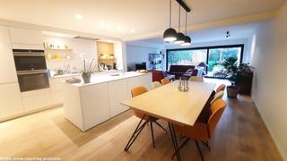 <span><strong>OPTION...</strong></span><br />Cet élégant <strong>appartement rénové</strong> (rez-de-chaussée) <strong>à Knokke-le-Zoute</strong> est l'appartement idéal. <u>Agencement</u> : hall d'entrée, cuisine séjour entièrement équipée - avec îlot, lave-vaisselle, four à convection, micro-ondes, réfrigérateur, congélateur - salon avec coin repas et coin salon donnant sur le <strong>jardin urbain</strong>, deux chambres, salle de bain avec baignoire et douche à l'italienne, WC, grand débarras/laverie et très grand espace cave au sous-sol -1 accessible directement depuis l'appartement. Vous appréciez une finition élégante ? Vous aimez avoir des magasins et des bistrots à distance de marche ? N'hésitez pas à nous appeler pour une visite et jugez par vous-même !<br /><br /><br /><span><strong>Location sous conditions ; Voir www.more.be, "annexes" et sous réserve de disponibilité.</strong></span>