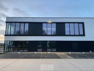<p>Welkom op Bedrijvenpark Bergebeek!<br /><br />Op een terreinoppervlakte van zo'n 90.000 m² worden diverse bedrijfsverzamelgebouwen ontwikkeld op maat, perfect afgestemd op de behoeften van ambitieuze ondernemers.<br /><br />Momenteel zijn er typegebouwen op maat te koop, voorzien van kantoor- en showroomruimtes met een strategische zichtlocatie langs de Liersesteenweg.<br /><br />Bedrijvenpark Bergebeek is uitstekend bereikbaar dankzij het toekomstige rondpunt aan de Schoorstraat en de Lerrekensstraat, en ligt vlak bij de industriezone Heistse Hoek.<br /><br />Verschillende ondernemingen hebben zich hier al gevestigd of zullen dat binnenkort doen, waaronder KBC en Wireline. Dit maakt het park tot een veelzijdige, dynamische en verfrissende plek voor uw bedrijf. Het ideale uithangbord voor uw onderneming!<br /><br /><br /><strong>Unit B3-01 bestaat uit 288 m² magazijnruimte met een tussenvloer van 110 m² en 6 bijhorende parkeerplaatsen. <br /><br />Deze hoekunit heeft extra raampartijen, hoogwaardige gevelafwerking op verdiep en inpandige meterlokalen.</strong><br /><br /><strong><u>Bijkomende kosten excl. BTW</u></strong></p>
<ul>
<li><strong>Basisakte/splitsingsakte: 2.000 euro </strong></li>
<li><strong>Nutsvoorzieningen: 12.500 euro </strong></li>
</ul>
<p><br /><strong>De totale verkoopprijs inclusief kosten bedraagt 579.500 euro (excl. BTW).</strong><br /><br /> <br /><strong><u>Waarom kiezen voor Bergebeek?</u></strong></p>
<ul>
<li><span><strong>Strategische locatie:</strong> Op een zichtlocatie aan de Liersesteenweg , met vlotte verbindingen naar Aarschot en Lier.</span></li>
<li><span><strong>Flexibele bedrijfsruimtes:</strong> Beschikbaar vanaf <strong>306 m²</strong>, uitbreidbaar en volledig aanpasbaar aan uw behoeften.</span></li>
<li><span><strong>Duurzame oplossingen:</strong> Mogelijkheid voor zonnepanelen, warmtepompen, groendaken en waterrecuperatiesystemen.</span></li>
<li><span><strong>Parkmanagement:</strong> Verzorgde omgeving met groenonderhoud, bewegwijzering en afvalbeheer.</span></li>
<li><span><strong>Ruime parkeergelegenheid:</strong> Parkeer direct voor uw pand met optionele extra plaatsen.</span></li>
</ul>
<p>Met bijna <strong>9 hectare projectgrond</strong> is Bedrijvenpark Bergebeek dé plek voor groeiende en gevestigde ondernemingen. Of u nu starter bent of uitbreidt, er is ruimte op maat voor iedereen.<br /><br /><br /><em>Vermelde prijzen zijn indicatief en vrijblijvend en steeds exclusief BTW, notaris- en overdrachtskosten en inclusief de kosten voor de afwerking van het park (oa totem, brievenbussen, belijning, parkingborden, verkeersborden, groenaanleg,...). Enkel de logo's op de gevel/totem/brievenbussen/parkingbordjes blijven ten laste van de koper.</em></p>