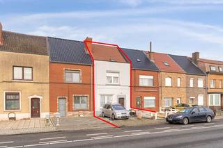 Op zoek naar een gunstig gelegen woning met 2 slaapkamers, een leuke tuin en een ruime verder af te werken zolder? Dan is dit zeker een kijkje waard...