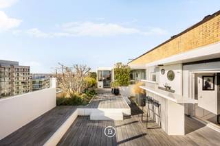 Au cœur de la Franslaan, à quelques pas de la plage et de la rue commerçante animée, se trouve cet appartement exceptionnellement spacieux. Un bien où la vie intérieure et la vie en plein air se fondent harmonieusement et où chaque pièce a été conçue pour profiter en tout confort de la vie en bord de mer.<br /><br />D'une surface habitable de 187 m², l'appartement offre de spacieux espaces de vie baignés de lumière naturelle. L'espace de vie ouvert constitue le cœur de la demeure et s'ouvre sur une impressionnante terrasse de pas moins de 110 m². Un atout rare à Nieuwpoort-Bad.<br /><br />Entièrement rénové en 2013, ce bien allie des finitions intemporelles au confort de vie contemporain. L’appartement dispose en outre de trois chambres à coucher à part entière et de deux salles de bains, ce qui en fait un lieu idéal pour une résidence secondaire spacieuse ou une résidence principale confortable en bord de mer.<br /><br />Un lieu où la proximité de la mer, les volumes généreux et la terrasse exceptionnelle se conjuguent pour offrir une expérience de vie unique.
