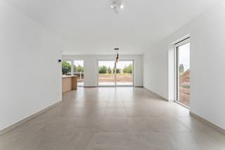 Hectaar bouwt twee halfopen woningen in Wingene. Deze zijn uitgerust met een lucht-water warmtepomp, wat resulteert in een aanzienlijk lagere energierekening en een duurzame woonomgeving. <br />De woningen worden gebouwd op een perceel van 6a13ca (lot 01) en 5a44ca (lot 02) en bieden een bewoonbare oppervlakte van 154,36m². Dankzij de doordachte indeling, grote ruimtes en lichtrijke leefomgeving geniet u hier van maximaal wooncomfort. <br /><br /><strong>Extra troeven van de woningen:</strong>
<ul>
	<li>Op een steenworp van het centrum</li>
	<li>Vloerverwarming in combinatie met lucht-water warmtepomp</li>
	<li>3 volwaardige slaapkamers</li>
	<li>Inpandige garage voorzien met een elektrische garagepoort</li>
	<li>Ruime percelen voorzien van omheining en een volledig aangelegde tuin (oprit, terras, grasmatten)</li>
</ul>
Graag meer informatie?<br />Neem contact met ons op voor meer informatie of plan een afspraak in voor een bezichtiging. 