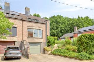 <p>Deze ruime en instapklare woning in Kessel-Lo geniet van een bijzonder rustige ligging vlak bij het Chartreuzebos en het provinciaal domein. Dankzij de goede verbinding met Leuven woon je hier rustig en groen, zonder in te boeten aan bereikbaarheid.</p><p>Binnen valt meteen de verzorgde en hoogwaardige afwerking op. De parketvloeren geven de woonruimtes een warme en tijdloze uitstraling. De afgewerkte keuken biedt een aangename en functionele omgeving om dagelijks te koken en samen te genieten.</p><p>De woning beschikt over drie volwaardige slaapkamers en twee recent gerenoveerde badkamers. Hierdoor is er voldoende ruimte voor een gezin, thuiswerk of logés. Ook de zolder biedt bijkomende mogelijkheden en extra bergruimte.</p><p>Op praktisch vlak heeft deze woning eveneens heel wat te bieden. Er is een ruime berging in de kelder, een garage en een eigen oprit. De elektriciteit is conform en de woning beschikt over een waterverzachter en een alarminstallatie. Met een gunstig energieprestatiecertificaat B is de woning bovendien energiezuinig en klaar voor de toekomst.</p><p>Buiten wacht een onderhoudsvriendelijke tuin met terras, waar je in alle rust kunt ontspannen en genieten van aangename momenten met familie en vrienden. De groene omgeving, de nabijheid van het Chartreuzebos en het provinciaal domein maken dit een uitstekende uitvalsbasis voor wandelaars en natuurliefhebbers.</p><p>Heb je interesse en wil je deze woning als een van de eersten ontdekken? De verkoop start met een exclusieve Avant-Première op 7 en 8 augustus. Plan je bezoek via de paarse knop ‘Afspraak maken’ op onze website. De biedingstermijn loopt tot en met 10 augustus om 21.00 uur. Je vindt het Avant-Première-reglement onder downloads.</p>