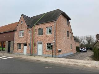 Op de weg van Wakken naar Oeselgem bevindt zich deze mooi afgewerkte woning. De ligging geeft een vlotte verbinding naar Waregem en Deinze. In...