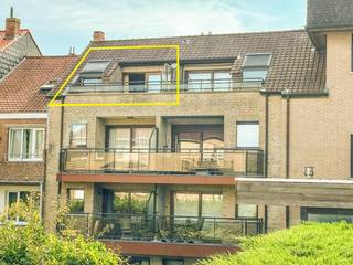 Rustig en zonnig gelegen appartement nabij het strand, de dijk en de zee. Indeling: inkom met apart toilet, zonnige woonkamer met breed...