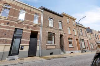 De woning dateert van 1935, waarvan de originele trap en de authentieke handgekapte kerkdallen in de inkomhal werden behouden. Deze inkomhal...