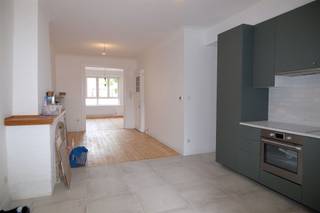 <p><span>Inschrijven voor een bezichtiging kan enkel via de huuraanvraag op deze website.</span></p><p><span> </span></p><p><span>Charmant gerenoveerd appartement 1ste verdieping (zonder lift) met volgende indeling: knusse leefruimte, open keuken met toestellen, 1 slaapkamer, badkamer met inloopdouche, lavabo, toilet en aansluiting wasmachine. Terras aan de achterzijde. Geen vaste kosten. Kelderberging beschikbaar. Het appartement is onmiddellijk beschikbaar. Maandelijkse kosten 30 euro : elektriciteit gemene delen, reinigen brander, afstand van verhaal.</span></p><p><span> </span></p>