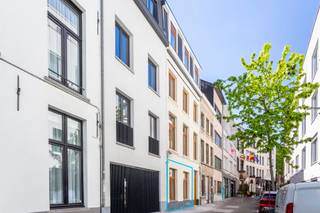 Welkom in dit stijlvol gerenoveerde gelijkvloers appartement, onderdeel van een kleinschalig project van High-Five Group met slechts...