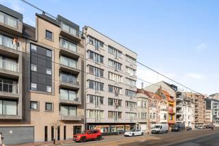 <strong>Lichtrijke</strong> <strong>studio</strong> op wandelafstand van zowel het centrum als het strand<br /><br />Bij het binnenkomen van de studio bevindt zich recht voor je de <strong>leefruimte</strong> alsook <strong>dienende</strong> als <strong>slaaphoek</strong>. De <strong>keuken</strong> met aanwezigheid van de <strong>basisvoorzieningen</strong> bevindt zicht naast de leefruimte. Tussen de inkomdeur en de leefruimte situeert zich aan de rechterzijde de <strong>badkamer</strong> met aanwezigheid van een <strong>douche</strong> en <strong>enkele</strong> <strong>lavabo</strong>.<br /><br />Deze studio te bereiken met de <strong>lift</strong> gelegen op de <strong>derde</strong> <strong>verdieping</strong> in de residentie Mare Nostrum daterende uit het jaar 1970 is de <strong>ideale</strong> <strong>investering</strong>. De <strong>voorgevel</strong> van het gebouw is recentelijk <strong>gerenoveerd</strong>. 