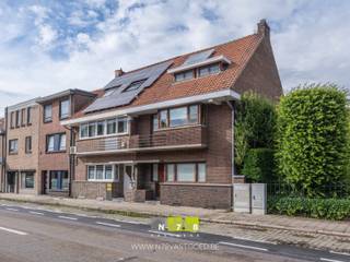 <strong>HALFVRIJSTAANDE WONING MET 3 SLAAPKAMERS OP EEN PERCEEL VAN 3A37CA TE MAASEIK.</strong><br /><br /><strong>TROEVEN</strong><br />- Ruime renovatiewoning met karakter en veel potentieel.<br />- Gelegen op wandel- en fietsafstand van het centrum van Maaseik.<br />- Winkels, scholen, ziekenhuis en openbaar vervoer binnen een straal van ca. 1 km.<br />- Veel bergruimte dankzij kelder, buitenberging en garage.<br />- Perceel bereikbaar via achterliggende weg.<br />- Garage.<br /><br /><strong>KELDERVERDIEPING</strong><br />Traphal (2,00m x 1,90m = 3,80 m²): betonvloer.<br />Berging (1,70m x 2,20m = 3,74 m²): betonvloer.<br />CV-ruimte (4,00m x 4,80m = 19,20 m²): CV-installatie stookolie, tank, betonvloer.<br /><br /><strong>GELIJKVLOERS</strong><br />Inkomhal (2,00m x 5,20m = 10,40 m²): trap naar eerste verdieping, tegelvloer.<br />Woonkamer (4,00m x 8,75m = 35,00 m²): laminaatvloer.<br />Keuken (2,60m x 4,45m = 11,57 m²): onder- en bovenkasten, oven, lades, vaatwasser, spoelbak, keramische kookplaat, dampkap, tegelvloer.<br />Berging (3,80m x 3,10m = 11,78 m²): aansluiting wasmachine en droogkast, apart toilet met lavabo, toegangdeur naar veranda, tegelvloer.<br />Veranda (5,80m x 2,80m = 16,24 m²): deur naar tuin, tegelvloer.<br /><br /><strong>VERDIEPING +01</strong><br />Overloop (3,00m x 2,40m = 7,20 m²): trap naar 2de verdieping, houten vloer.<br />Badkamer (2,70m x 2,60m = 7,02 m²): inloopdouche, badkamermeubel (lavabo, lades), hangtoilet, inbouwkasten, wandbetegeling, tegelvloer.<br />Slaapkamer 1 (3,50m x 4,00m = 14,00 m²): houten vloer.<br />Slaapkamer 2 (4,00m x 5,20m = 20,80 m²): houten vloer.<br />Dressing (2,00m x 2,70m = 5,40 m²).<br /><br /><strong>VERDIEPING +02</strong><br />Slaapkamer 3 (2,65m x 4,60m = 12,19 m²): novilon.<br />Polyvalente tussenruimte ((3,40m x 6,70m) + (2,50m x 2,00m) = 27,78 m²): tapijt.<br /><br /><strong>EXTERIEUR</strong><br />Buitenberging (1,70m x 2,10m = 3,57 m²).<br />Terras ((4,40m x 7,10m) + (2,50m x 2,60m) = 37,74 m²): beklinkerd.<br />Omheinde tuin.<br />Garage (4,45m x 7,45m = 33,15 m²): betonvloer.<br /><br /><strong>EXTRA INFORMATIE</strong><br />Dit pand kan onderhevig zijn aan de renovatieverplichting die door de Vlaamse overheid wordt opgelegd voor residentiële gebouwen. Alle informatie kunt u terugvinden via https://www.vlaanderen.be/een-woning-kopen/renovatieverplichting-voor-residentiele-gebouwen-vanaf-2023.<br /><br />Bekijkt u deze advertentie via een aanverwante vastgoedsite, surf dan zeker naar onze website www.N78vastgoed.be voor een uitgebreide beschrijving en foto's. Meer info: +32 (0)89 86 18 88 of info@N78vastgoed.be.