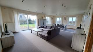 Conciergewoning - Ruime laagbouwvilla met 3 slaapkamers, dubbele garage en tuin met een zeer rustige en landelijke ligging in Diksmuide. **...