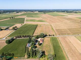 Wie droomt van rust, ruimte en volledige privacy, vindt hier een werkelijk unieke eigendom in Adegem. Deze charmante hoeve is gelegen op een perceel van maar liefst 4.878 m², midden tussen uitgestrekte weilanden en akkerlanden. Geen directe buren, geen drukte — enkel groen, open vergezichten en landelijke stilte.<br /><br />De bestaande woning beschikt nog over verschillende authentieke elementen en vormt een interessante basis voor een grondige renovatie. Voor wie liever volledig opnieuw begint, is er ook de mogelijkheid tot afbraak en heropbouw uiteraard onder voorbehoud van de geldende stedenbouwkundige voorschriften van zonevreemde woning. <br /><br />Naast de woning bevindt zich een ruim bijgebouw van circa 145 m². Een gedeelte hiervan werd bijzonder sfeervol ingericht als jachthuis, met hoge plafonds, een warme houtafwerking en een karaktervolle inrichting. Deze veelzijdige ruimte biedt tal van mogelijkheden als ontspanningsruimte, gastenverblijf, atelier, hobbyruimte, jachthuis...<br />De ruime tuin en omliggende landerijen zorgen voor een uitzonderlijk gevoel van vrijheid en afzondering. Een zeldzame kans voor wie op zoek is naar een karaktervolle eigendom, een renovatieproject of een unieke locatie om een eigen woondroom te realiseren.<br /><br />Kom deze eigendom ontdekken én beleven!<br />vastgoed@aclea.be - 09/377 31 77