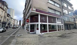 Te koop: een veelzijdig commercieel gelijkvloers met mezzanine, gelegen op de bruisende Sint-Jacobsmarkt, een toplocatie in het hart van de...