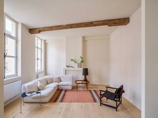 <strong>Stijlvol gerenoveerd duplexappartement met zonnig terras in het centrum van Gent</strong><br /><br /><em>Voor bezoekaanvragen: info@carloeggermont.be</em><br /><br />Dit lichtrijke duplexappartement maakt deel uit van een <strong>hoogwaardig renovatieproject</strong> in een authentiek hoekgebouw, <strong>strategisch gelegen</strong> tussen het Begijnhof en de Coupure, <strong>op wandelafstand van het historische stadscentrum van Gent.</strong><br /><br />Het appartement bevindt zich op de eerste en tweede verdieping van een <strong>kleinschalige residentie</strong> met slechts vier entiteiten. Dit zorgt voor een eenvoudige beheerstructuur, <strong>beperkte gemeenschappelijke lasten</strong> en een aangename woonomgeving.<br /><br />Met een <strong>bewoonbare oppervlakte van circa 117 m² </strong>, hoge plafonds en een <strong>zonnig westgericht terras van 11 m²</strong> geniet u hier van een bijzonder aangenaam wooncomfort. De hoogwaardige afwerking, met onder meer een stijlvolle <strong>Bulthaup-keuken</strong> en het <strong>karaktervolle houten gebinte</strong>, creëert een unieke combinatie van authenticiteit en hedendaagse elegantie.<br /><br />Het gebouw werd totaal <strong>gerenoveerd met bijzondere aandacht voor duurzaamheid en modern wooncomfort</strong>. Dankzij de kwalitatieve materialen en doorgedreven isolatie behaalt het appartement een <strong>gunstige EPC B-score.</strong><br /><br />De <strong>indeling is praktisch en doordacht</strong>. Op de eerste verdieping bevinden zich een inkomhal met vestiaire en gastentoilet, gevolgd door een royale leef- en eetruimte met open Bulthaup-keuken, die samen het hart van het appartement vormen. Op de tweede verdieping bevinden zich een ruime slaapkamer, twee compactere kamers die ideaal dienst kunnen doen als bureau, dressing of kinderkamer, een badkamer, een berging/wasplaats en de toegang tot het zonnige westgerichte terras.<br /><br />Daarnaast beschikt de residentie over een <strong>gemeenschappelijke fietsenberging.</strong><br /><br /><strong>Kortom, een uitzonderlijk renovatieproject op een toplocatie in Gent, gekenmerkt door zijn hoogwaardige afwerking, beperkte kostenstructuur en sterke prijs-kwaliteitsverhouding. Ideaal als eigen woning, tweede verblijf of investering.</strong><br /><em>(opmaak aandeel kosten opmeting en basisakte ten laste van de koper)</em>