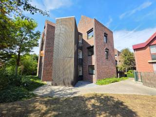 Dit appartement is gelegen in het rustige en groene domein Nieuweryde, op een centrale locatie nabij het maritiem park, de havengeul en de jachthaven van Nieuwpoort-Bad.<br />Het appartement omvat een inkomhal, een lichtrijke leefruimte met open keuken, twee slaapkamers, een apart toilet en een badkamer met ligbad en enkele wastafel. Daarnaast beschikt het appartement over een privatieve buitenberging.<br />Dankzij de rustige ligging, de vlotte bereikbaarheid en het potentieel tot verdere opfrissing vormt dit appartement zowel voor eigen gebruik als opbrengsteigendom aan de kust een top investering.