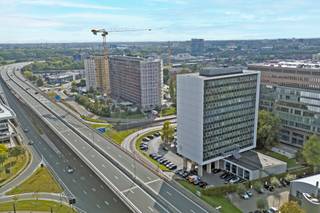 Op een strategische locatie in Gent bieden wij een ruime en moderne kantoorruimte van 335 m² te huur aan.De ruimte bevindt zich in een recent,...