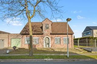 In a quiet residential neighborhood in the center of Beveren, you will find this well-maintained detached house with 4 bedrooms, a garage, and...