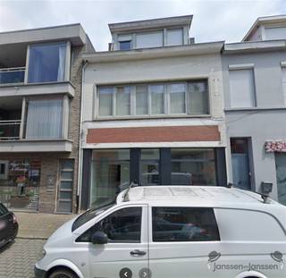 <h3><span>Te renoveren handelswoning met karakter en potentieel ca. 300 m² hartje Kapellen</span></h3><p><span>Uniek aanbod in het centrum van Kapellen!</span><span> Deze ruime handelswoning met een bewoonbare oppervlakte van maar liefst </span><span>ca. 300 m²</span><span> bevindt zich op een </span><span>absolute toplocatie</span><span>: op wandelafstand van het </span><span>station</span><span>, omringd door </span><span>winkels, horeca en diensten</span><span>. Ideaal voor wie wonen en werken wil combineren, of voor wie op zoek is naar een </span><span>meergezinswoning met volume</span><span>.</span></p><h4><span>Indeling:</span></h4><p><span>Het </span><span>gelijkvloers</span><span> is momenteel ingericht als </span><span>praktijkruimte/winkel</span><span> met een oppervlakte van </span><span>ca. 76 m²</span><span>, inclusief een inkomsas, kantoorruimte en een ruime multifunctionele achterkamer van </span><span>30 m²</span><span>, perfect als personeelsruimte of keuken. Verder is er een aparte hal met toegang tot het woongedeelte. Achteraan beschik je over een </span><span>terras en tuin</span><span>, een ware troef op deze locatie.</span></p><p><span>Op de </span><span>eerste verdieping</span><span> vinden we het </span><span>leefgedeelte</span><span>, bestaande uit:</span></p><ul><li><span>Een </span><span>ruime woonkamer</span><span> op parket (</span><span>28 m²</span><span>)</span></li><li><span>Een </span><span>aparte keuken</span><span> (</span><span>12 m²</span><span>)</span></li><li><span>Een </span><span>badkamer</span><span> met dubbele lavabo, bad en toilet (</span><span>6 m²</span><span>)</span></li><li><span>Een </span><span>overloop</span><span> (</span><span>12 m²</span><span>) die de ruimtes mooi met elkaar verbindt</span></li></ul><p><span>De </span><span>tweede verdieping</span><span> biedt onderdak aan:</span></p><ul><li><span>3 lichtrijke slaapkamers</span><span> van respectievelijk </span><span>9 m², 12 m² en 21 m²</span></li><li><span>Een </span><span>bergzolder</span><span> die extra opbergruimte biedt</span></li></ul><h4><span>Troeven van deze woning:</span></h4><p><span>Commerciële topligging in centrum Kapellen<br />Enorme bewoonbare oppervlakte (ca. 300 m²)<br />Ideaal voor combinatie </span><span>wonen & werken</span><span><br /></span><span>Asbestveilig</span><span> verklaard<br /></span><span>Zonnige tuin</span><span> met veel privacy<br />Geschikt voor gezinnen, zelfstandigen of investeerders</span></p><p><span>Let op</span><span>: dit pand valt onder de </span><span>renovatieplicht</span><span> van de Vlaamse overheid, maar biedt dankzij zijn indeling en locatie </span><span>enorm veel potentieel</span><span> om te transformeren tot een moderne, comfortabele gezinswoning of stijlvolle combinatie van winkel en woonst.</span></p><p><span>Ontdek deze unieke kans en plan vandaag nog je bezoek!</span></p>