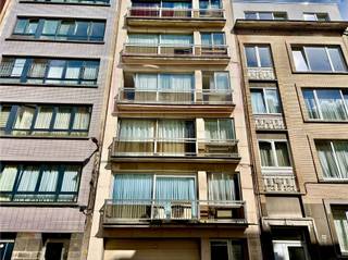 <p>Jouw ideale thuis wacht op jou in het hart van Antwerpen! Dit <strong>ruime appartement,</strong> gelegen op de derde verdieping van de Conscience straat, is nu beschikbaar voor verhuur. Met een royaal oppervlak van circa 125 vierkante meter, beschikt dit appartement over <strong>drie slaapkamers</strong>, een badkamer, een douchekamer, een gezellige leefruimte, een ingemaakte vestiaire met gastentoilet. Een volledige<strong> recente en compleet uitgeruste keuken.</strong></p><p>Het appartement straalt <strong>licht en ruimte en gezelligheid</strong> uit, dankzij overvloedige natuurlijke lichtinval. <strong>Balkon</strong>s, zowel aan de leefruimte als aan de slaapkamers die zich aan de rustige achterzijde van het gebouw bevinden. Een <strong>kelderberging</strong> en een <strong>autostaanplaats</strong> in het gebouw!!</p><br />