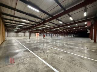Uitstekend gelegen bedrijfsgebouw met verschillende mogelijkheden, bestaande uit een ruime magazijnruimte van 7.218 m² (hal A) en gelegen...