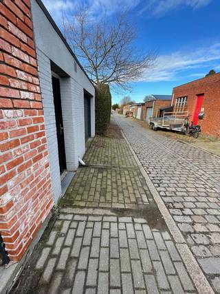 Opslagplaats/Magazijn, ideaal voor een kleine zelfstandige! <br />Dichtbij het centrum van Kontich, met een vlotte verbinding naar E19 en belangrijke invalswegen.<br /><br />OMSCHRIJVING:<br />- 60m² binnen + 10m² buiten<br />- waterput met dompelpomp (regenwater) <br />- electriciteit voorzien<br />- (manuele) poort (H260cm)