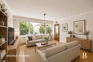 Op een centrale en goed bereikbare locatie bevindt zich dit ruime en bijzonder goed onderhouden appartement met twee slaapkamers en terras.

Via de trap bereik je het appartement op de eerste verdieping. De centrale inkomhal vormt de verbinding tussen de verschillende ruimtes.
Aan de achterzijde bevinden zich twee volwaardige slaapkamers, waarvan één rechtstreeks toegang biedt tot het gezellige terras. Centraal in het appartement ligt de badkamer, uitgerust met een douche in bad, alsook een apart toilet.

Aan de voorzijde bevindt zich de ruime leefruimte, waar voldoende plaats is voor zowel een gezellige zithoek als een volwaardige eetkamer. Aansluitend bevindt zich de keuken met een praktische bijkeuken, ideaal als extra berg- en voorraadruimte.

Het appartement werd doorheen de jaren zeer goed onderhouden. Hoewel het interieur op bepaalde vlakken wat opfrissing kan gebruiken, vormt het een uitstekende basis om volledig naar eigen smaak in te richten.

Op energetisch vlak werden reeds heel wat belangrijke investeringen uitgevoerd. Zo beschikt het appartement over een recente verwarmingsketel, werden de ramen vernieuwd in juli en werd ook het dak gerenoveerd. Deze energetische renovaties resulteren in een uitstekend EPC-label A, een belangrijke troef op het vlak van energiezuinigheid en wooncomfort.

Daarnaast geniet het appartement van lage gemeenschappelijke kosten, wat het geheel extra aantrekkelijk maakt.
Tot slot is er een privatieve garagebox aan te kopen voor € 25.000.

Een verzorgd en energiezuinig appartement met mooie volumes en heel wat potentieel, ideaal voor wie comfortabel en centraal wil wonen in Borsbeek.
