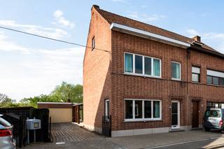 Woning met tuin en garage te Hofstade