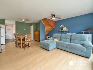 Welkom in de Ernest Claeslaan 45 te Lichtervelde! Deze ruime halfopen woning bevindt zich op het einde van een doodlopende straat in een rustige, residentiële woonwijk. Dankzij de centrale ligging geniet u van een vlotte bereikbaarheid van supermarkten, winkels, scholen, openbaar vervoer en tal van andere voorzieningen.<br /><br />Bij het betreden van de woning komt u terecht in de inkomhal met afzonderlijk gastentoilet. De bijzonder ruime en lichtrijke leefruimte geniet dankzij de grote raampartijen van een aangenaam zicht op de tuin. Aansluitend bevinden zich de eetplaats en de ingerichte keuken. Verder beschikt het gelijkvloers over een praktische wasplaats.<br /><br />Op de eerste verdieping bevinden zich drie slaapkamers, een handige berging en een badkamer uitgerust met een douchebad en lavabo.<br /><br />Ook buiten heeft deze woning heel wat te bieden! De prachtige, onderhoudsvriendelijke en zuidgerichte achtertuin vormt de ideale plek om in alle rust van het buitenleven te genieten. Daarnaast beschikt de eigendom over een carport, een praktische tuinberging en een aangename zijtuin.<br /><br />Warm geworden van deze recente woning? Contacteer ons vandaag nog voor meer informatie of een bezoek ter plaatse!<br /><br />De vermelde prijs is een richtprijs. Elk bod, hoger of lager, wordt voorgelegd aan de eigenaar, die zich het recht voorbehoudt dit te aanvaarden of te weigeren.<br />Neem voorsprong met een vrijblijvende schatting via: www.residentievastgoed.be/gratisonlineschatten